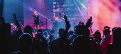 玩家部落球迷社区 - 一群球迷在酒吧热烈讨论比赛